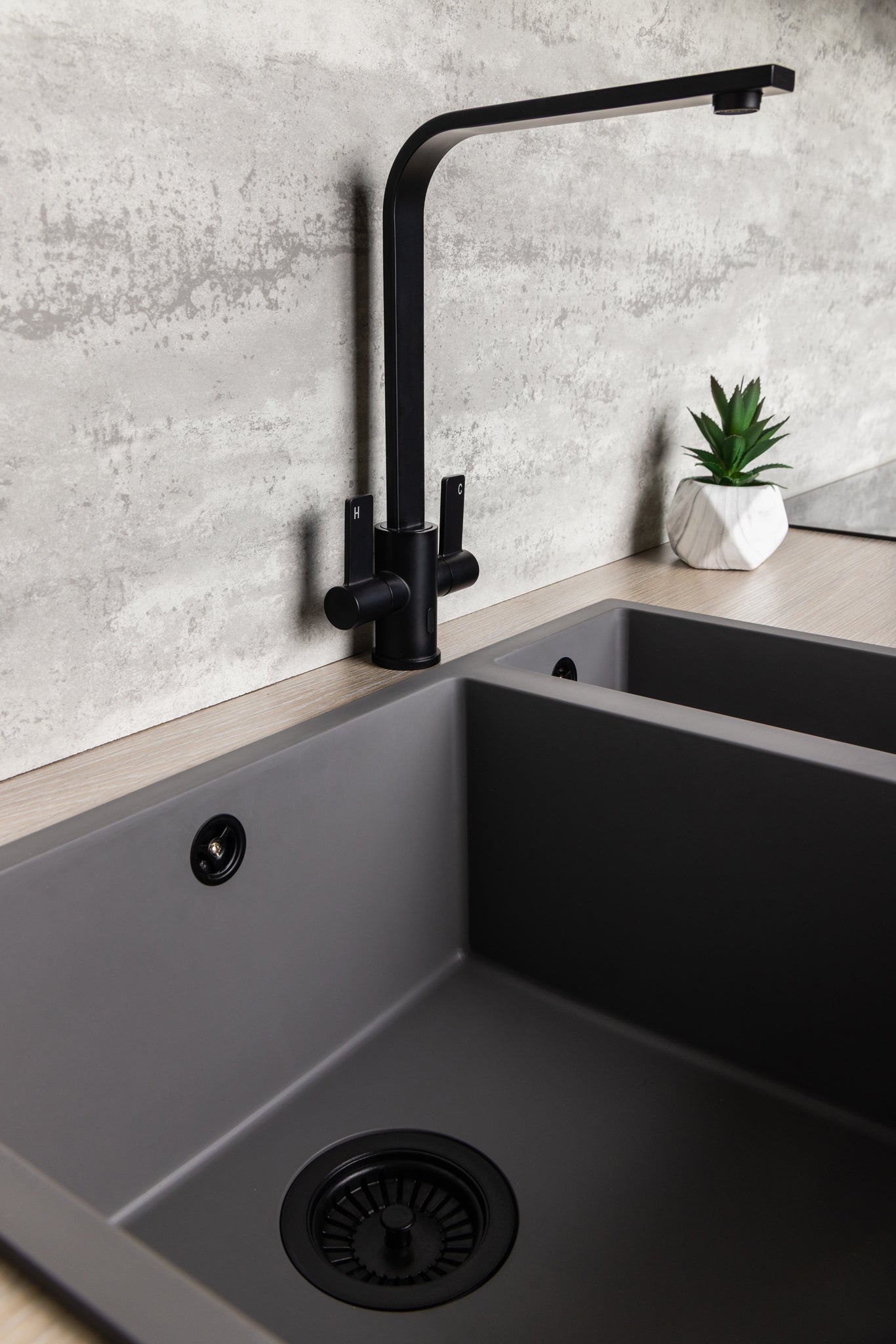 Top-Fix Rena Fast Fitting Kitchen Tap - Matt Black
