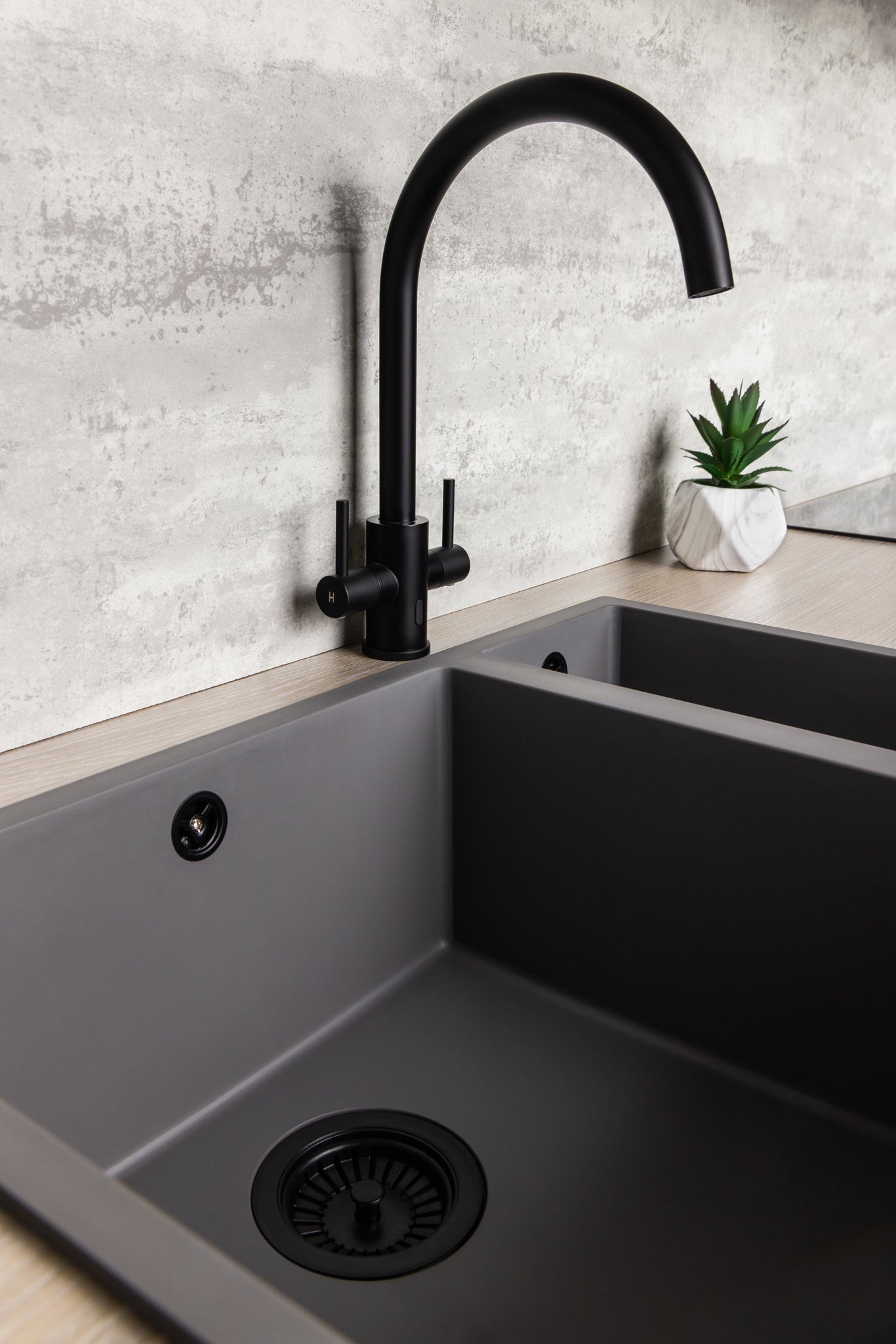 Top-Fix Torra Fast Fitting Kitchen Tap - Matt Black